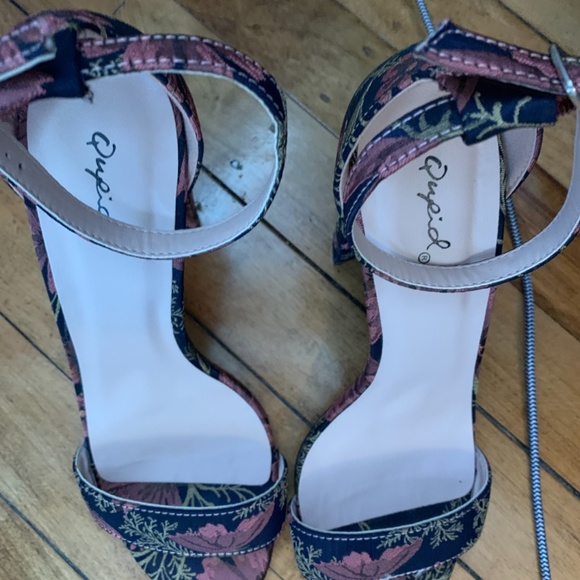 Quips floral strappy heels. Worn twice. Retail 85‎ - Picture 7 of 7